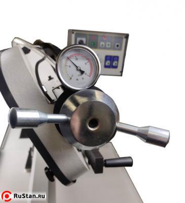 Натяжение пильного полотна выполняется посредством маховика с тензометром. Удобный контроль за натяжением пилы. Стабильный рез. Длительный срок службы режущего инструмента. фото №14 METAL MASTER BSM-250 SAF фото №14