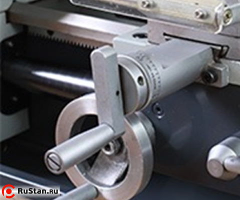 Шпонка на креплении лимба поперечной подачи гарантирует отсутсвие непроизвольного поворота маховика и минимазацию риска изменения размера детали в процессе ее обработки фото №4 METAL MASTER MML 1830 фото №4