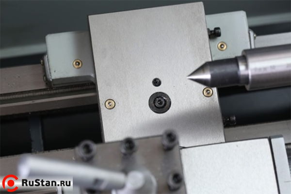 Наличие 6 тавотниц на суппорте токарного станка, позволяет оперативно обслуживать и смазывать суппорт, избежать износа направляющих и довльствоваться комфортной работой и плавным перемещением рукоятки. фото №7 METAL MASTER MML 1830 фото №7