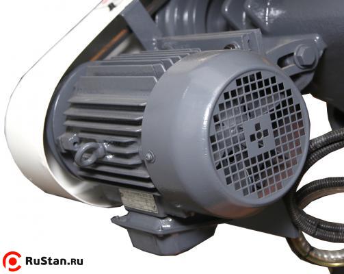 Привод движения ленточного полотна рассчитан на три скорости резания, которые составляют соответственно 27/45/69\мин. Осуществляйте подбор требуемого режима исходя из ряда факторов: геометрии обрабатываемого изделия; материала, из которого оно было создано. фото №8 METAL MASTER MGH-350Z фото №8