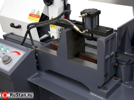 За надежное закрепление заготовки на станке отвечают гидравлические тиски c устройством для пакетной резки (при необходимости устройство для пакетной резки можно снять). Они приводятся в движение с помощью кнопок на панели управления и надежно фиксируют заготовку. фото №15 METAL MASTER MGH-400Z фото №15