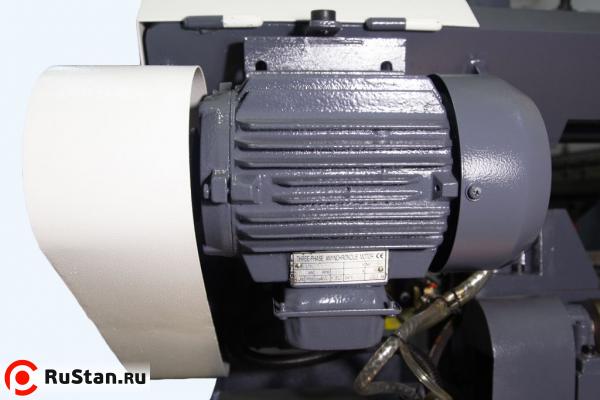 Привод движения ленточного полотна рассчитан на 3 скорости резания (27/45/69 м/мин). Выбор режима резания выполняется исходя из плотности обрабатываемого материала. фото №3 METAL MASTER MGH-350 фото №3