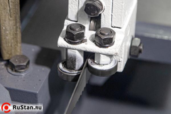 Полотно расположено перпендикулярно заготовке. Это обеспечивается благодаря направляющим, в которые установлены подшипники. Вылет направляющих регулируется в зависимости от размеров заготовки. фото №5 METAL MASTER MGH-350 фото №5