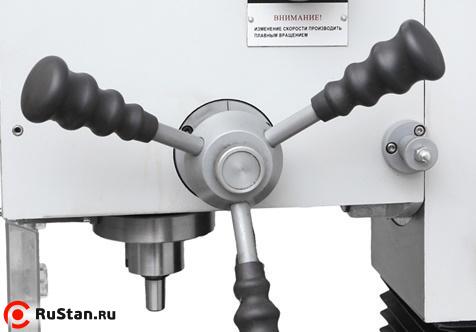 Вертикальный шпиндель снабжен звездчатой рукояткой. фото №8 Вертикальный шпиндель снабжен звездчатой рукояткой. фото №8