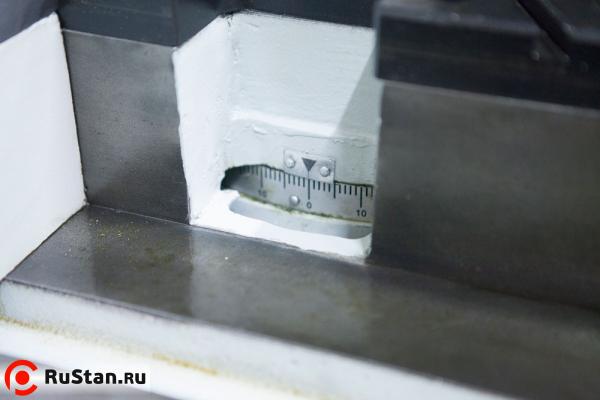 В середине основания тисков находится указатель и градусная линейка для установки необходимого положения рамы. Для поворота рамы на любой угол от -45° 0° до +60°. фото №13 Stalex BS-460G фото №13