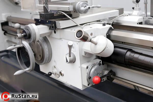 Станок оснащен функцией быстрого перемещения суппорта. фото №20 METAL MASTER Z51100 DRO RFS фото №20